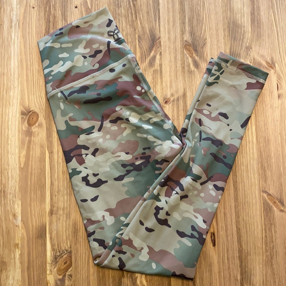 Aritzia TNA Camo Leggings mid-rise size small.
